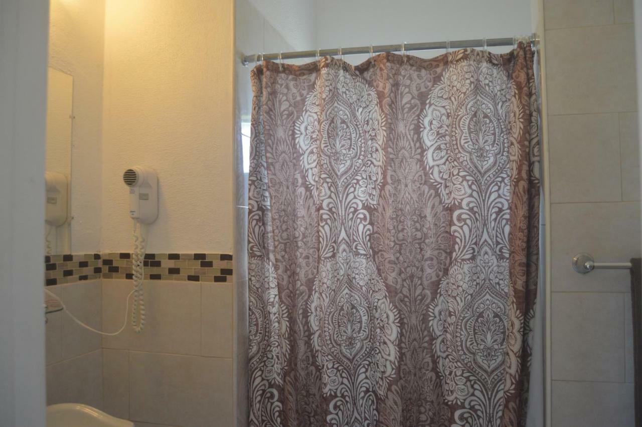 Surfers Manor Motel Gregory Town Luaran gambar